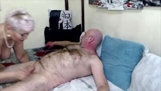 Vicelarde mature russe salope AimeeParadise avec diligence suce la bite de son mari bien-aimé ...