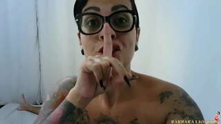 Nainen herää lehdistössä ja se päättyy niin, että maito valuu alas puolella