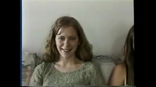 Brunette babe gets her super-രോമമുള്ള സമനിരപ്പുണ്ടാക്കുക രുചി by her best female friend