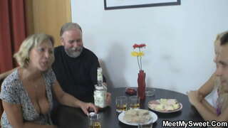 ���ხალგაზრდა სილამაზის ერთად, ბებერი წყვილი