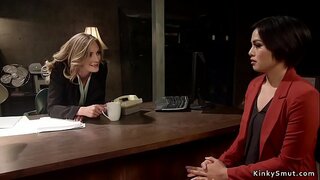 سنہرے بالوں والی ہم جنس پرست مقعد fucks brunette کے ڈپٹی آفیسر ڈک پر پٹا کے ساتھ