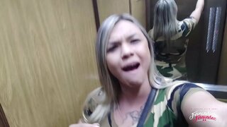 Hot chick ngote tikaokao, me te hoa, d.