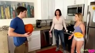 Sneaking સાથે મગુઇરે મમ્મીએ કરી છે labore ઘર