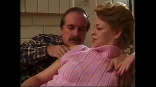 Врућа зрела Шарин Wood отсасывает члан, да буши дубоко у њој маца и дођи на дупе