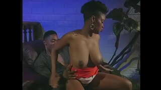 Musta mies nuolee karvainen pillua ebony babe ja nai häntä takaapäin tuolilla