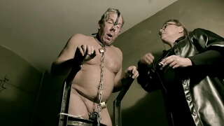 Эзэгтэй дөрөвдүгээр сар - Хар catsuit латекс боол ашиглаж байна