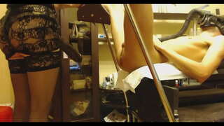 Guy Prend Gigantesque Gode Ceinture Dans Son Cul